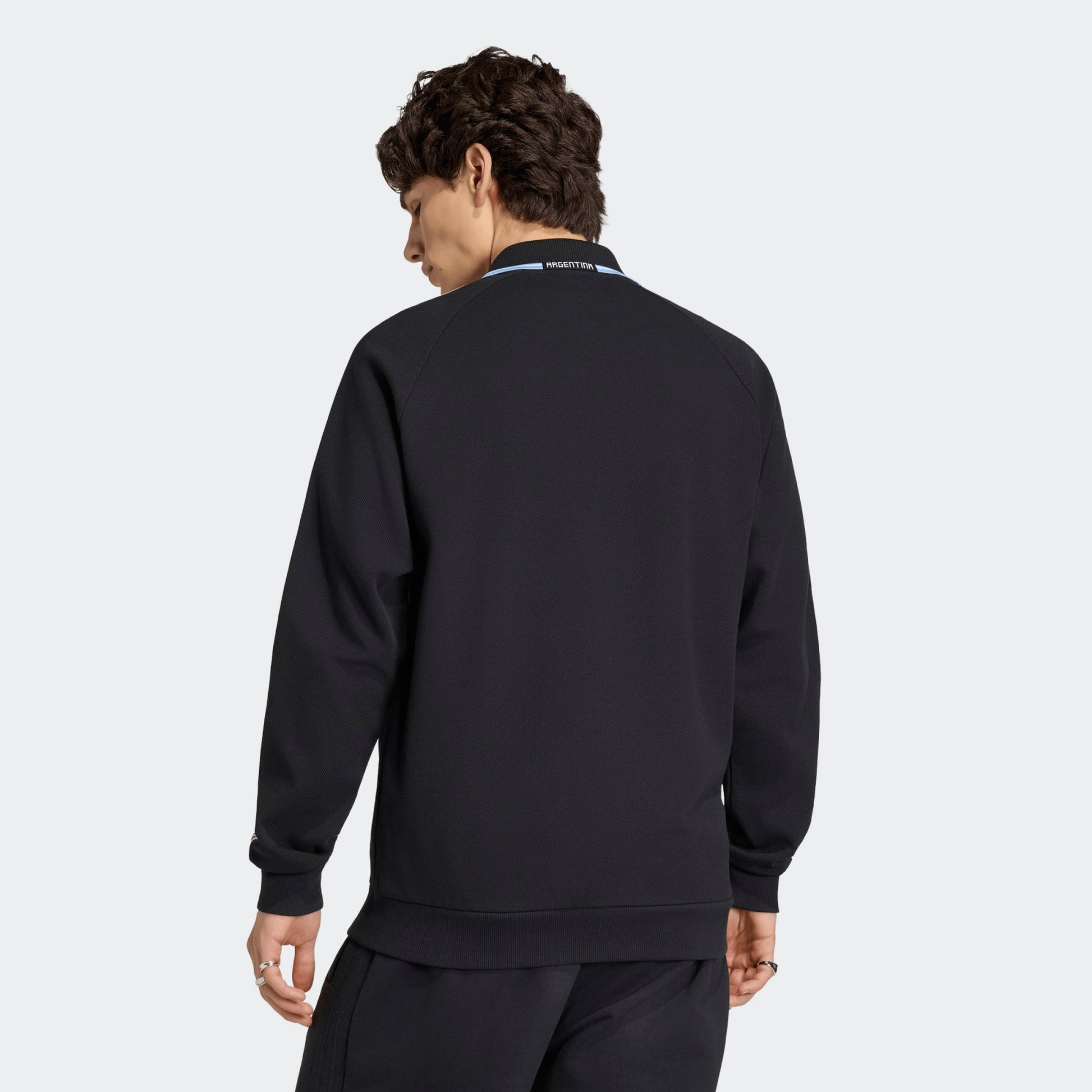 Zwart wit Adidas Originals AFA Argentinië Anthem Jacket met retro bondbadge, verkrijgbaar bij voetbalshop Kickoff Antwerpen.
