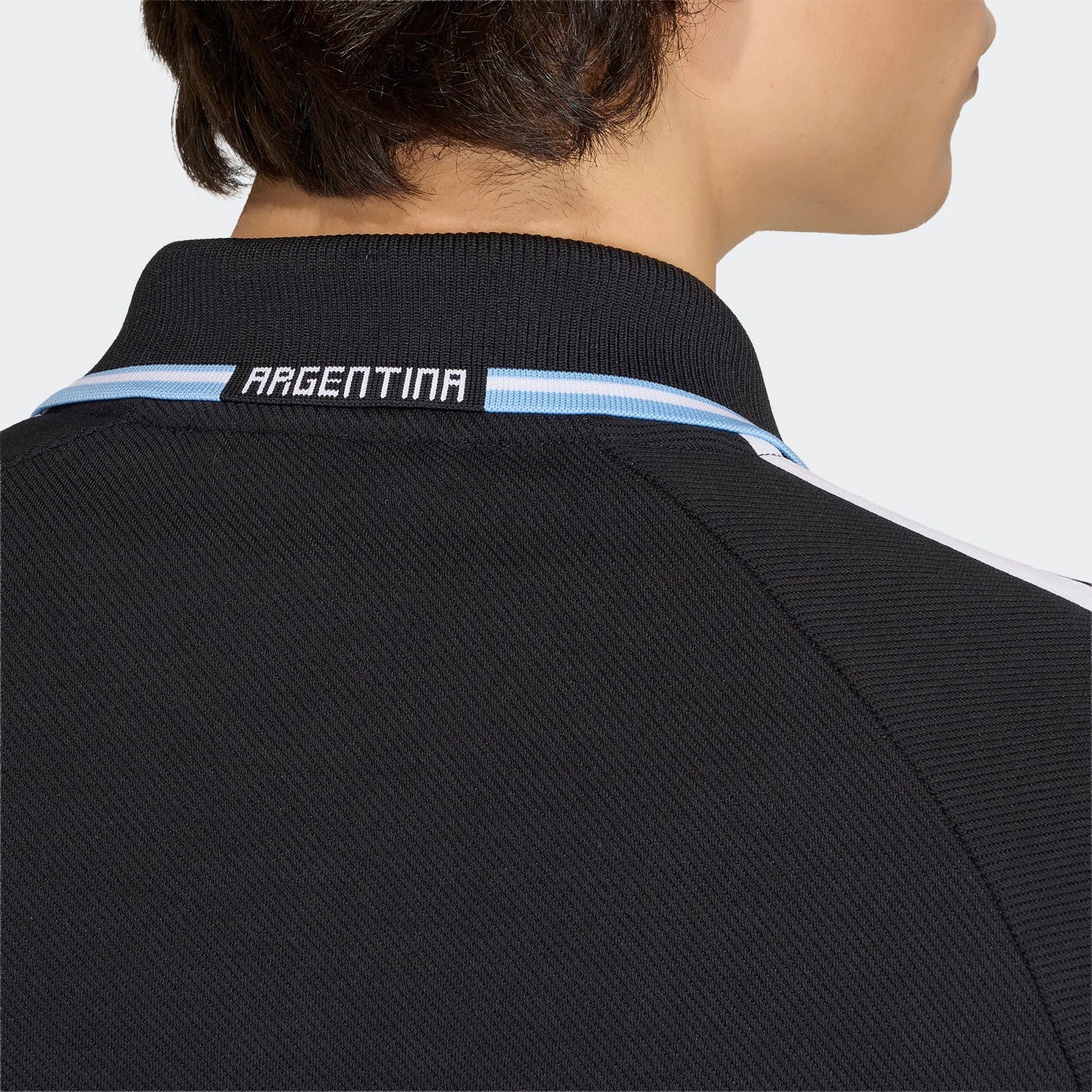 Zwart wit Adidas Originals AFA Argentinië Anthem Jacket met retro bondbadge, verkrijgbaar bij voetbalshop Kickoff Antwerpen.