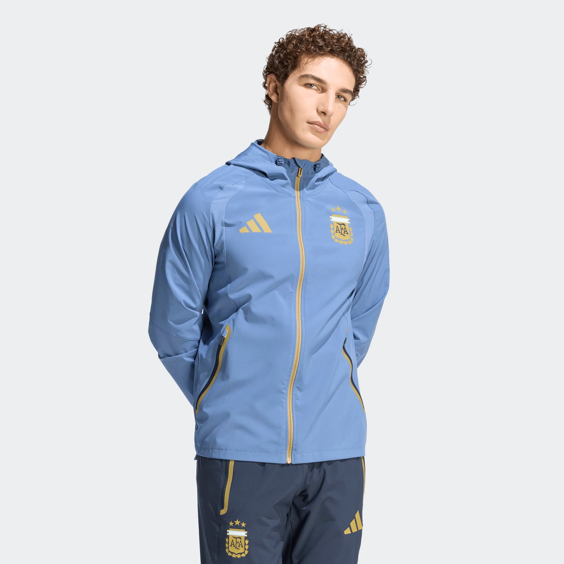 Adidas AFA Argentinië Travel Jacket | Officiële WK 2026 Collectie | Kickoff Antwerpen voetbalshop
