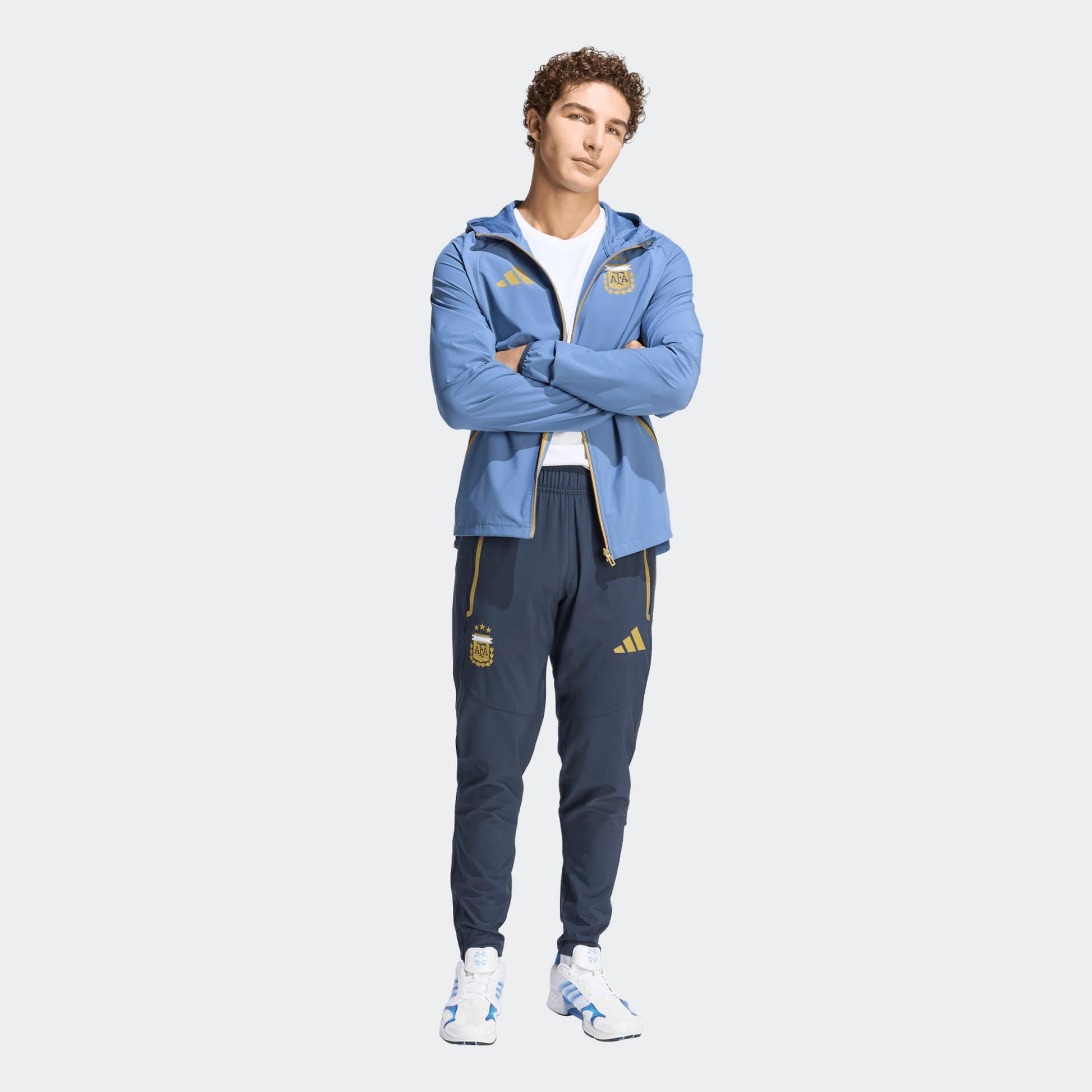 Adidas AFA Argentinië Travel Jacket | Officiële WK 2026 Collectie | Kickoff Antwerpen voetbalshop