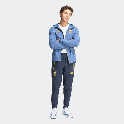 Adidas AFA Argentinië Travel Jacket | Officiële WK 2026 Collectie | Kickoff Antwerpen voetbalshop