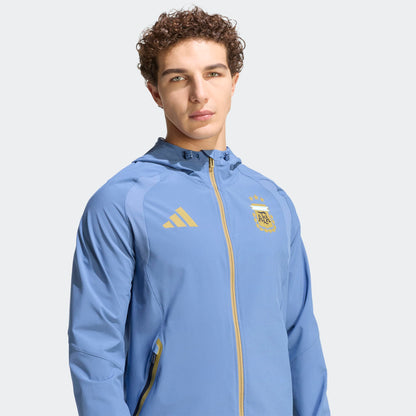 Adidas AFA Argentinië Travel Jacket | Officiële WK 2026 Collectie | Kickoff Antwerpen voetbalshop