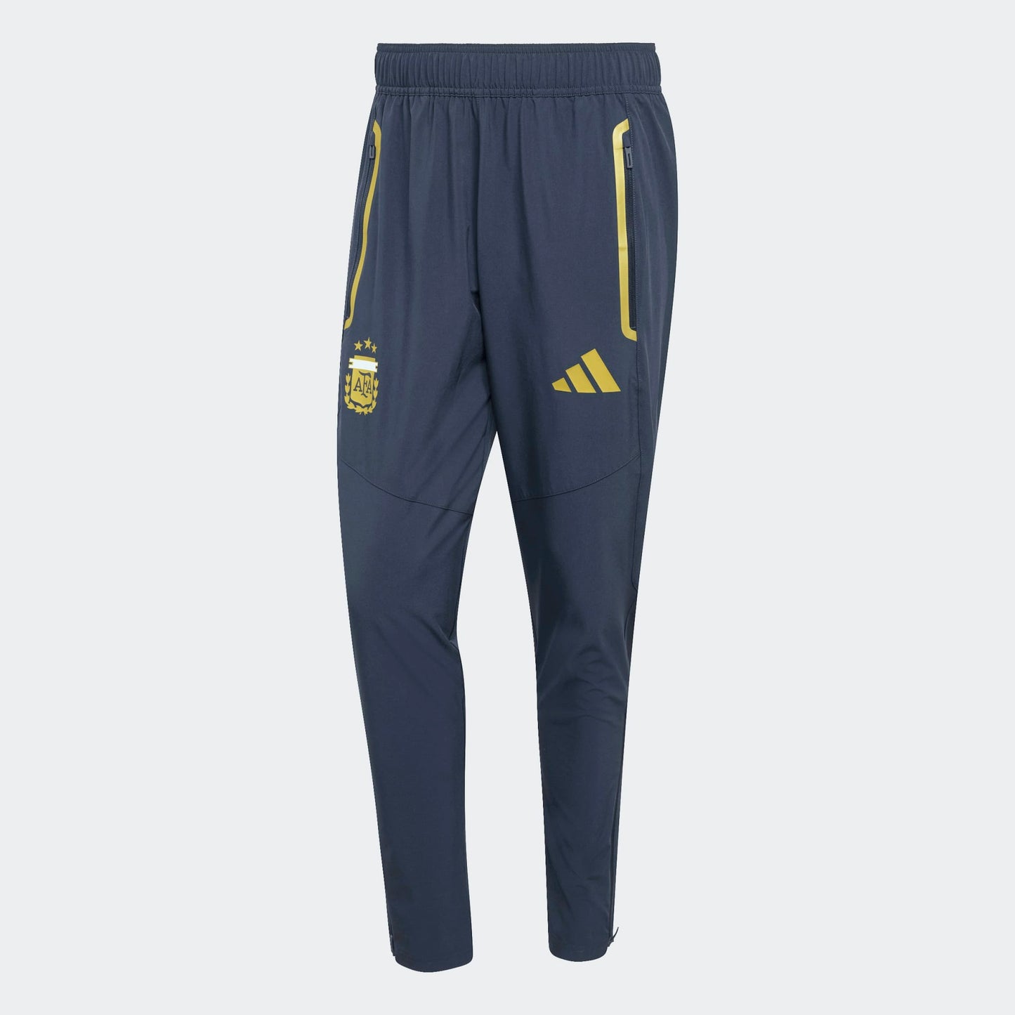 Adidas AFA Argentinië Travel Pants WK 2026 donker blauw met goud strepen en AFA-logo. Officiële voetbalbroek gedragen door de Argentijnse selectie tijdens reizen. kickoff antwerpen voetbalshop
