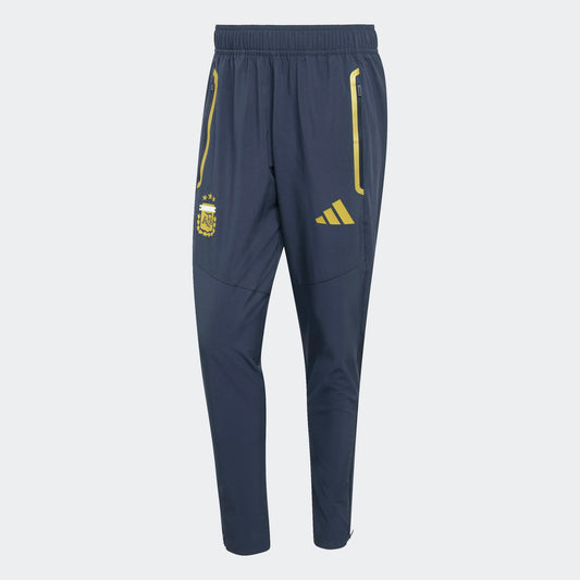 Adidas AFA Argentinië Travel Pants WK 2026 donker blauw met goud strepen en AFA-logo. Officiële voetbalbroek gedragen door de Argentijnse selectie tijdens reizen. kickoff antwerpen voetbalshop