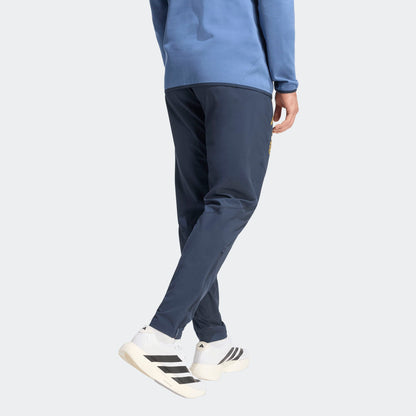 Adidas AFA Argentinië Travel Pants WK 2026 donker blauw met goud strepen en AFA-logo. Officiële voetbalbroek gedragen door de Argentijnse selectie tijdens reizen. kickoff antwerpen voetbalshop