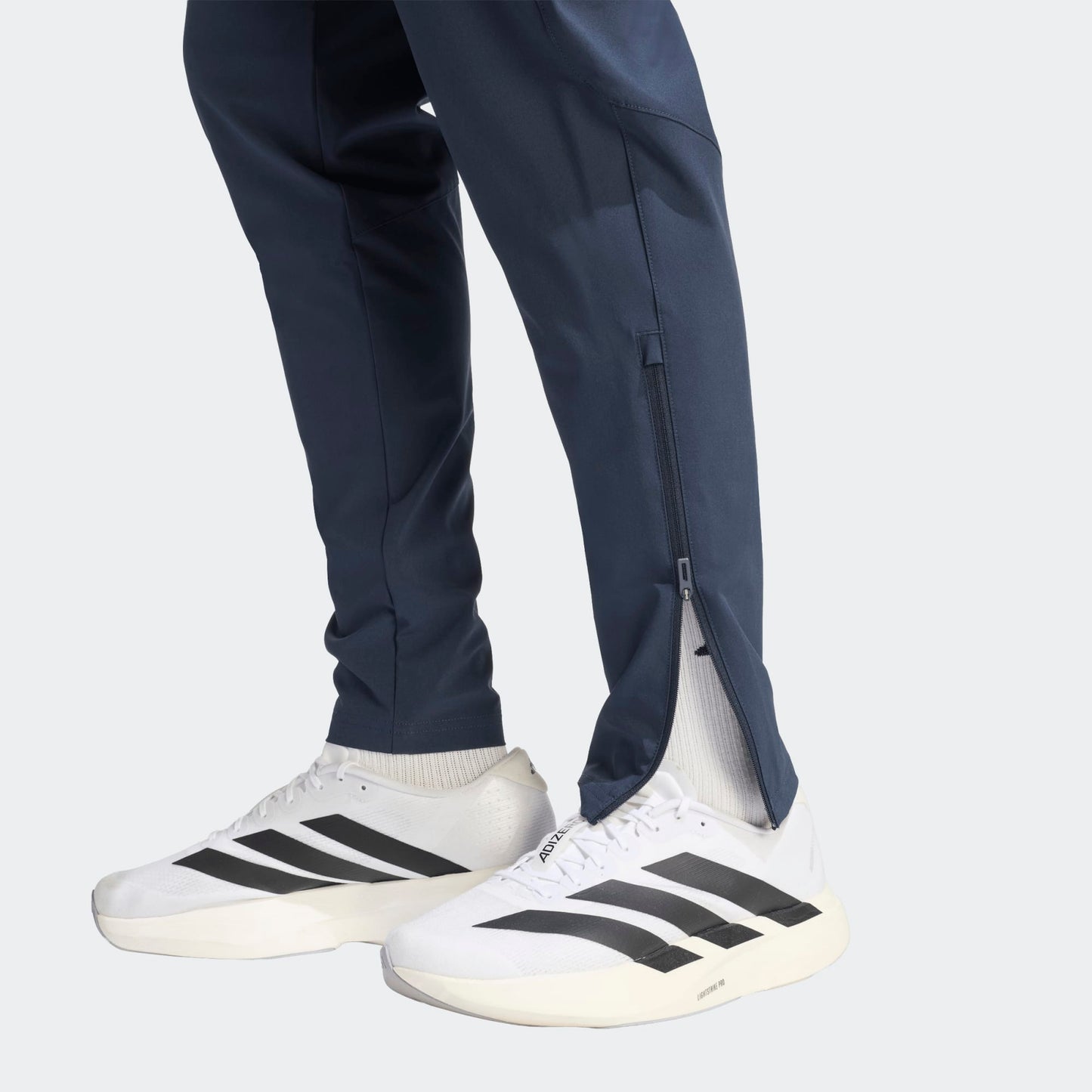 Adidas AFA Argentinië Travel Pants WK 2026 donker blauw met goud strepen en AFA-logo. Officiële voetbalbroek gedragen door de Argentijnse selectie tijdens reizen. kickoff antwerpen voetbalshop