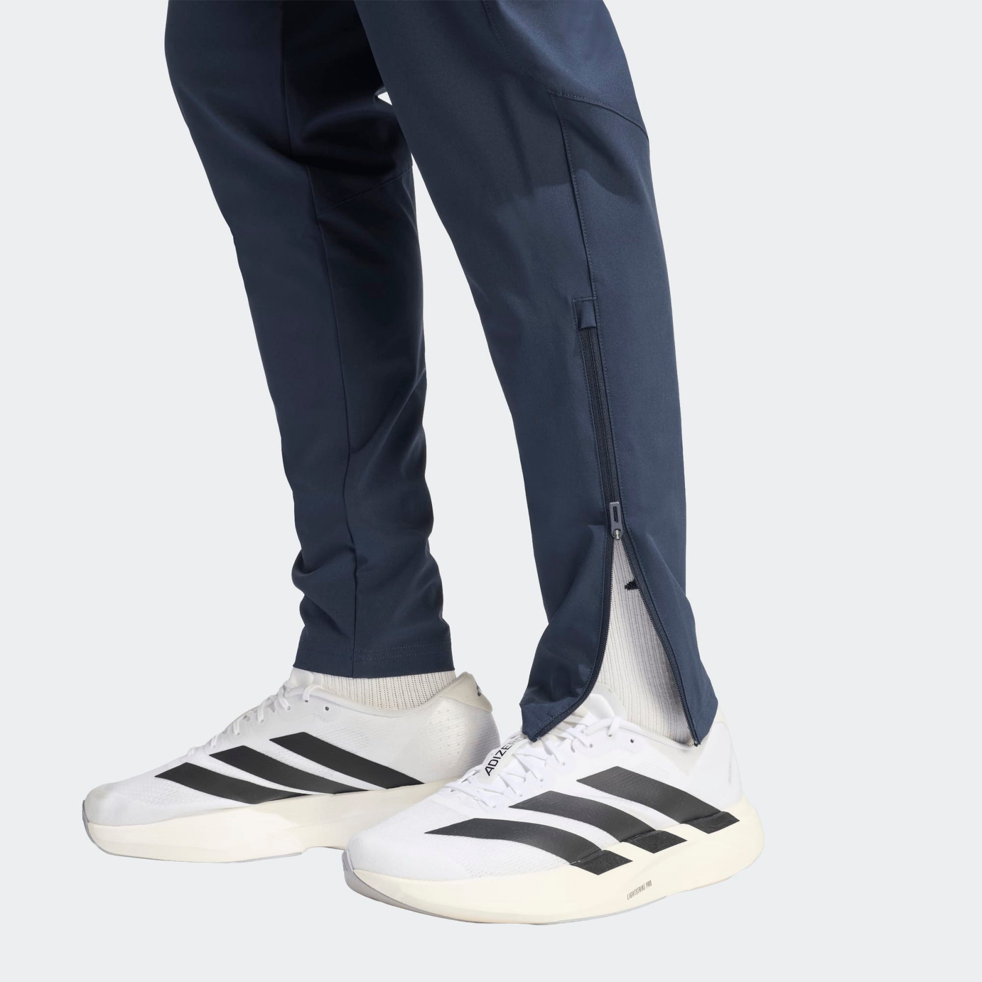 Adidas AFA Argentinië Travel Pants WK 2026 donker blauw met goud strepen en AFA-logo. Officiële voetbalbroek gedragen door de Argentijnse selectie tijdens reizen. kickoff antwerpen voetbalshop