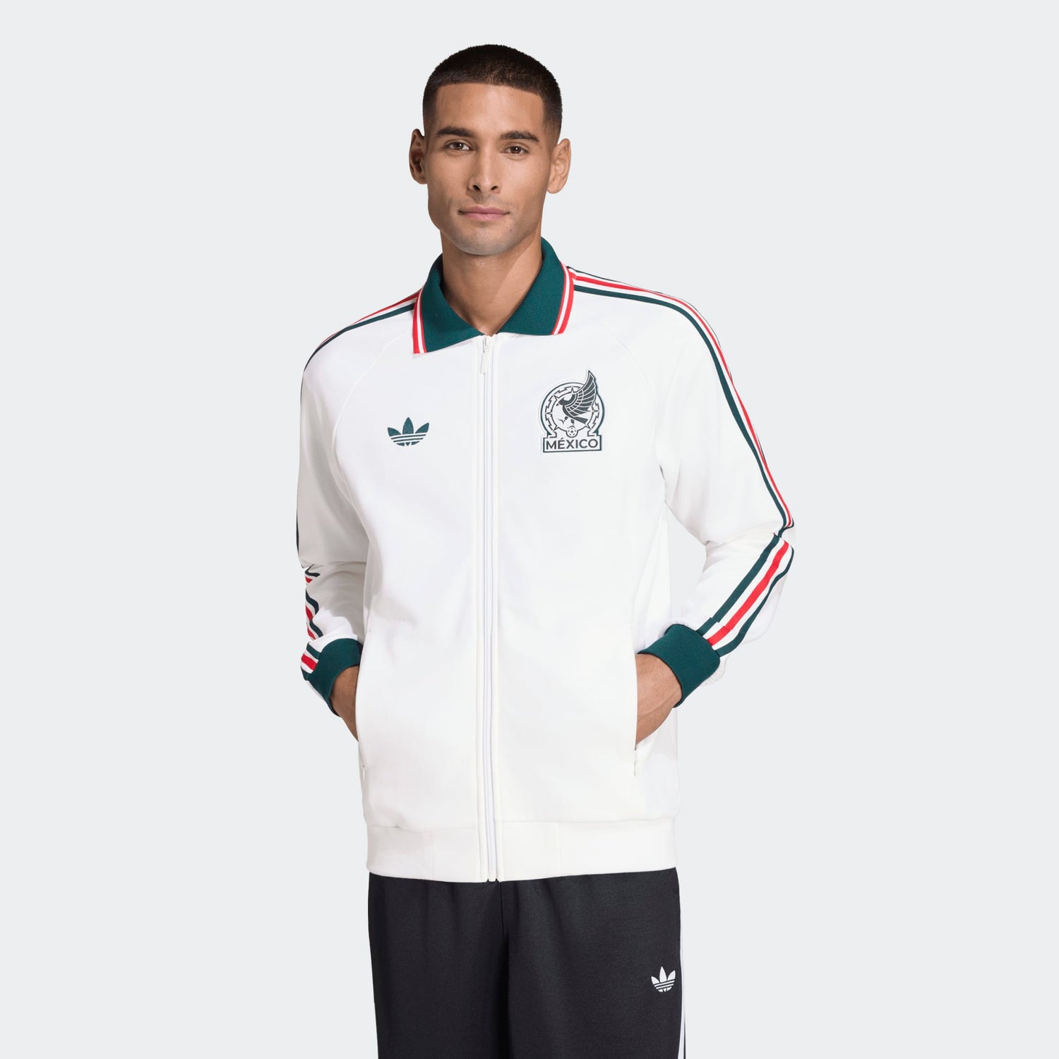 Wit Adidas Originals FMF Mexico Anthem Jacket met groen Trefoil-logo en officiële bondbadge, verkrijgbaar bij voetbalshop Kickoff Antwerpen.