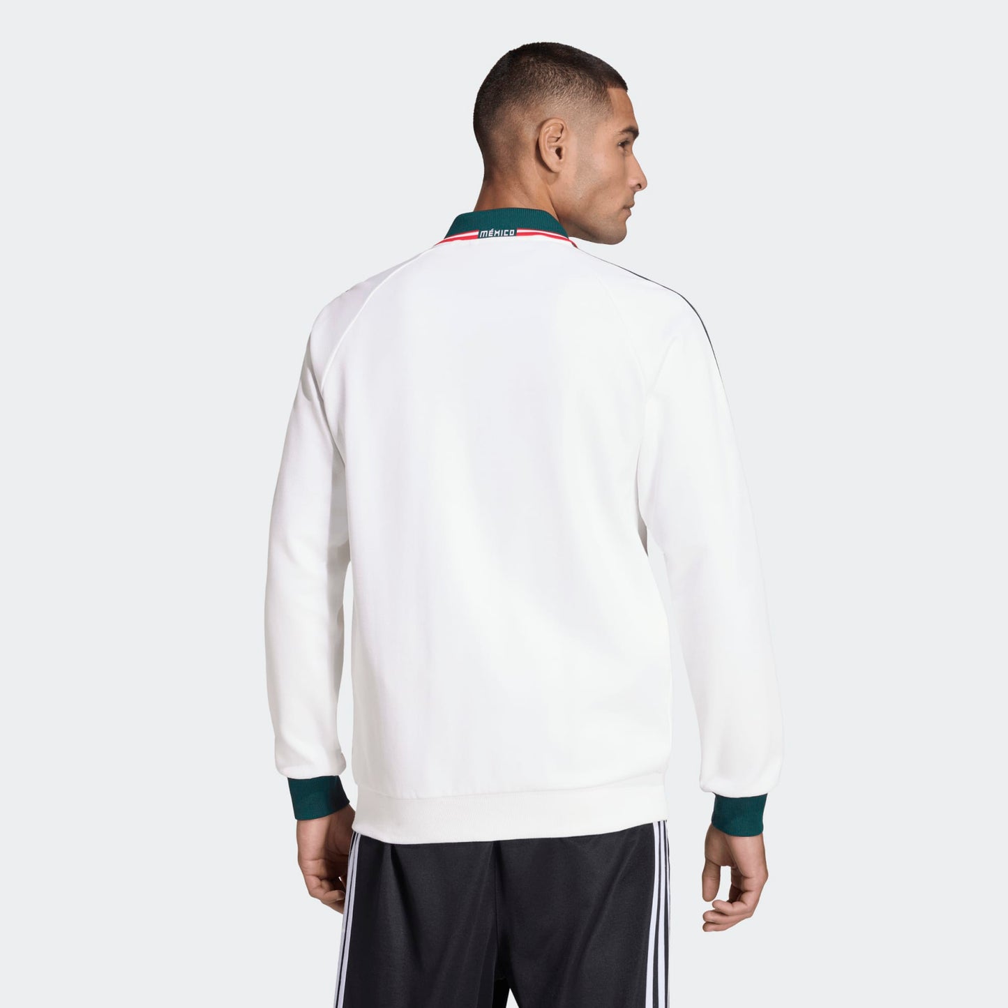 Wit Adidas Originals FMF Mexico Anthem Jacket met groen Trefoil-logo en officiële bondbadge, verkrijgbaar bij voetbalshop Kickoff Antwerpen.