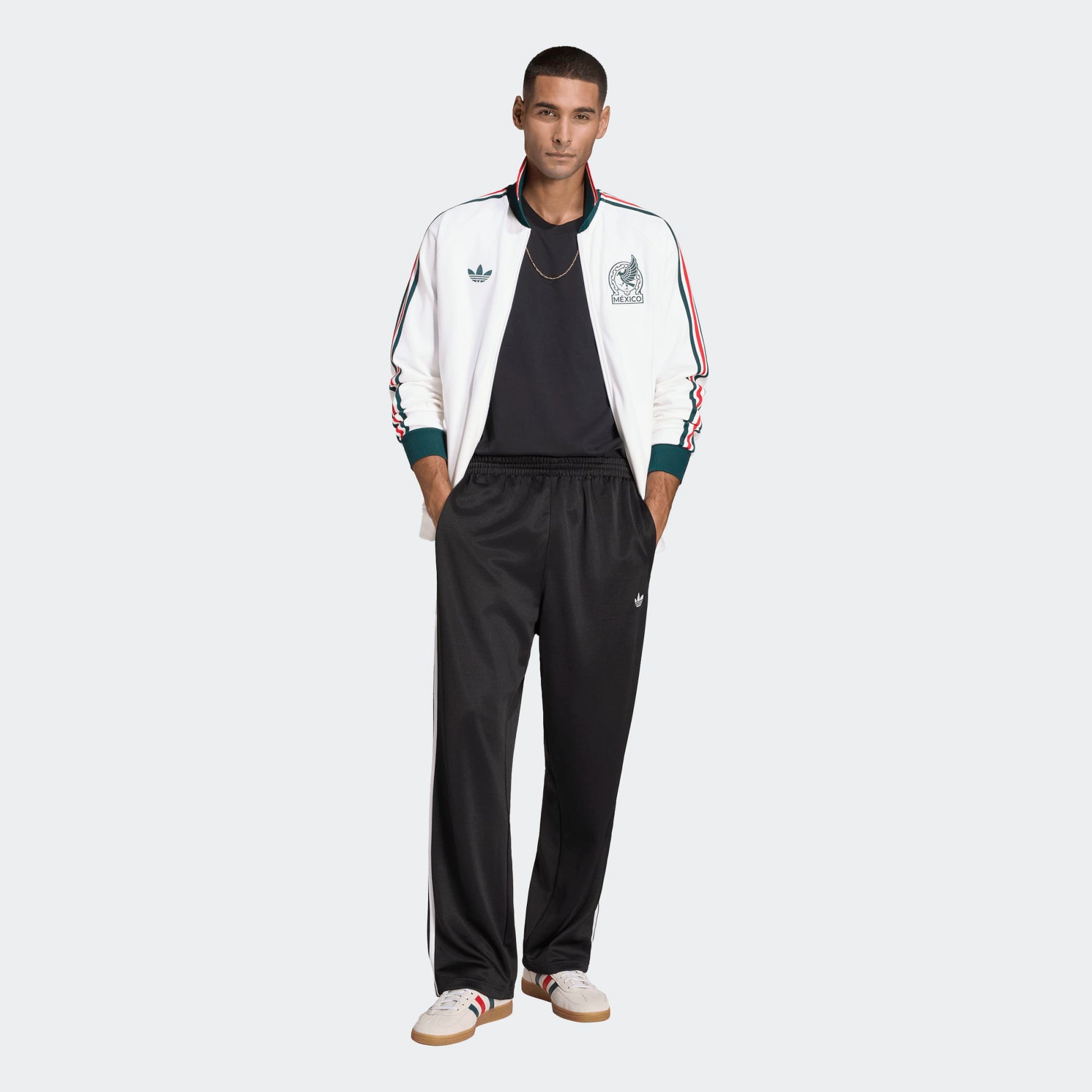 Wit Adidas Originals FMF Mexico Anthem Jacket met groen Trefoil-logo en officiële bondbadge, verkrijgbaar bij voetbalshop Kickoff Antwerpen.