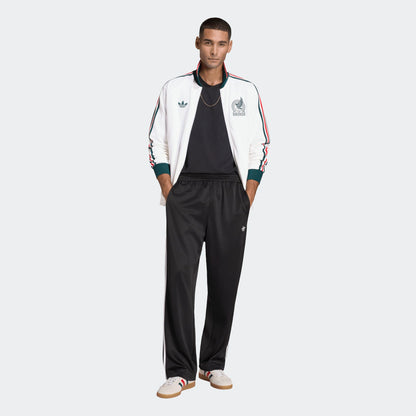 Wit Adidas Originals FMF Mexico Anthem Jacket met groen Trefoil-logo en officiële bondbadge, verkrijgbaar bij voetbalshop Kickoff Antwerpen.