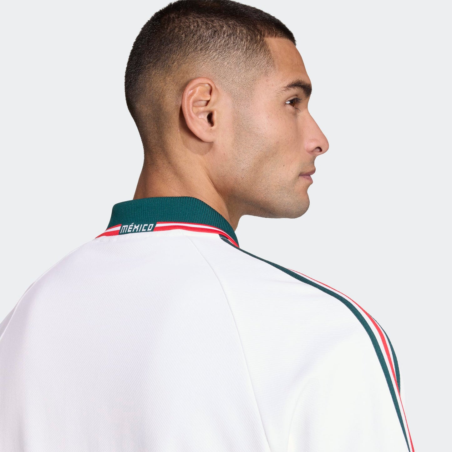 Wit Adidas Originals FMF Mexico Anthem Jacket met groen Trefoil-logo en officiële bondbadge, verkrijgbaar bij voetbalshop Kickoff Antwerpen.