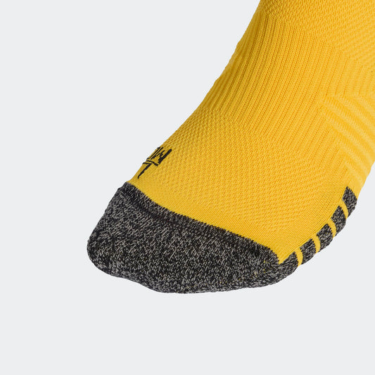 Adidas RBFA België Thuis Voetbalsokken 2026, rood/geel/zwart, met Adidas logo en RBFA-embleem. Officiële WK 2026 collectie, te koop bij Kickoff Antwerpen voetbalshop