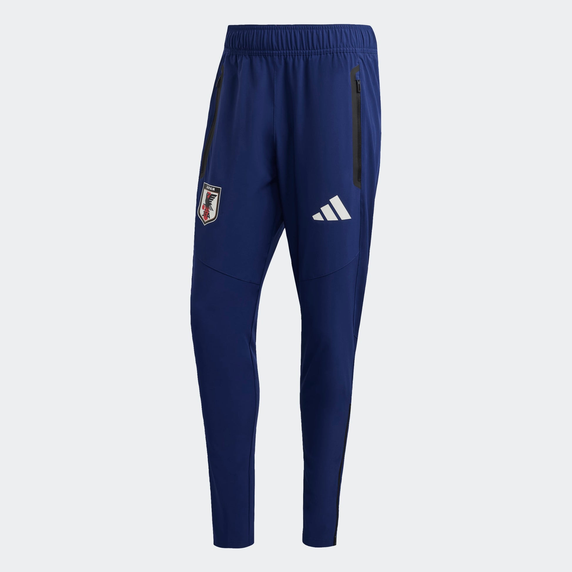 Adidas JFA Japan Travel Pants heren, zwarte voetbalbroek met Japan logo, gedragen voor WK 2026. Exclusief bij Kickoff Antwerpen.