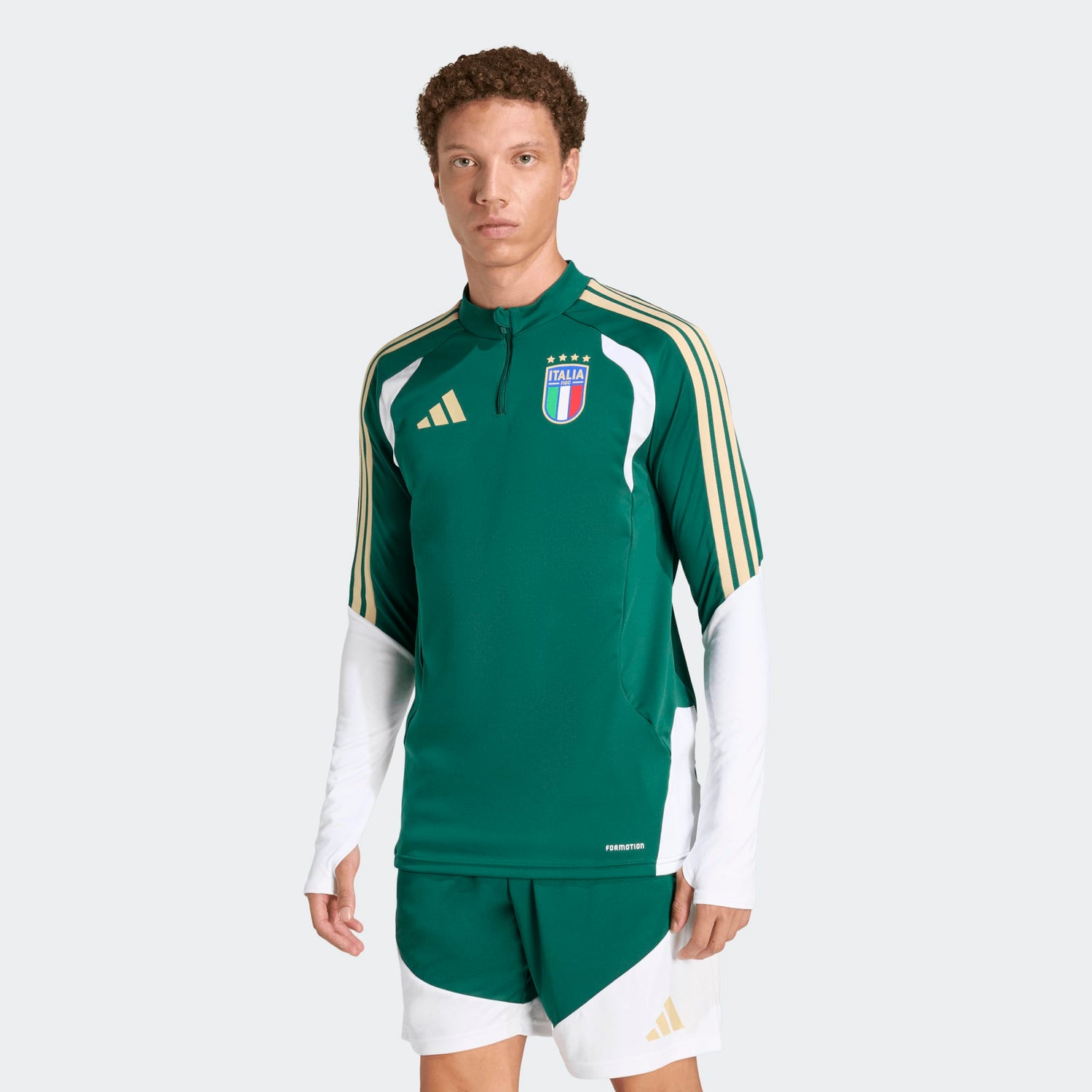 Adidas FIGC Italia training Top groen met goud 3-Stripes en Italiaanse voetbalbond (FIGC) badge. Beschikbaar bij voetbalshop Kickoff Antwerpen.