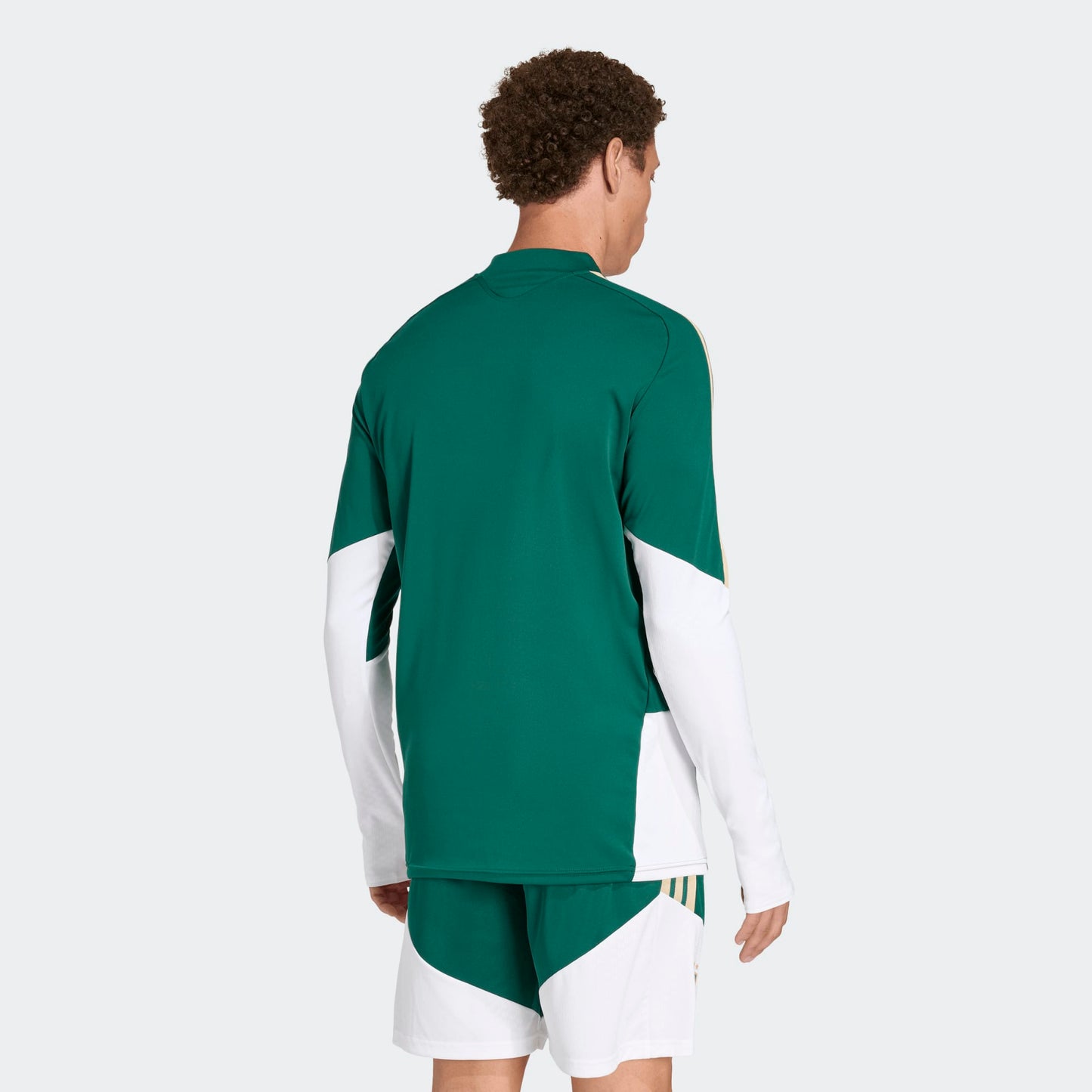 Adidas FIGC Italia training Top groen met goud 3-Stripes en Italiaanse voetbalbond (FIGC) badge. Beschikbaar bij voetbalshop Kickoff Antwerpen.