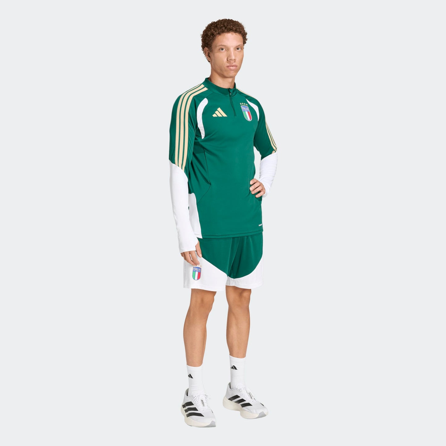 Adidas FIGC Italia training Top groen met goud 3-Stripes en Italiaanse voetbalbond (FIGC) badge. Beschikbaar bij voetbalshop Kickoff Antwerpen.