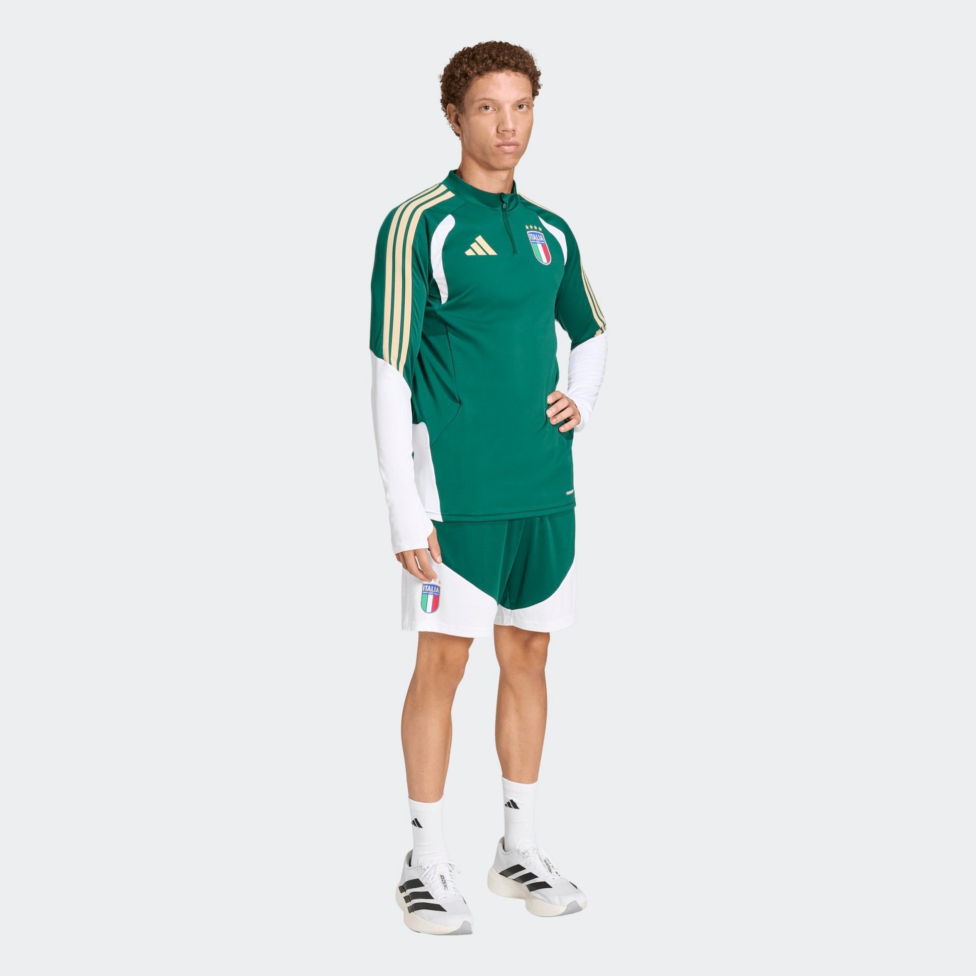 Adidas FIGC Italia training Top groen met goud 3-Stripes en Italiaanse voetbalbond (FIGC) badge. Beschikbaar bij voetbalshop Kickoff Antwerpen.