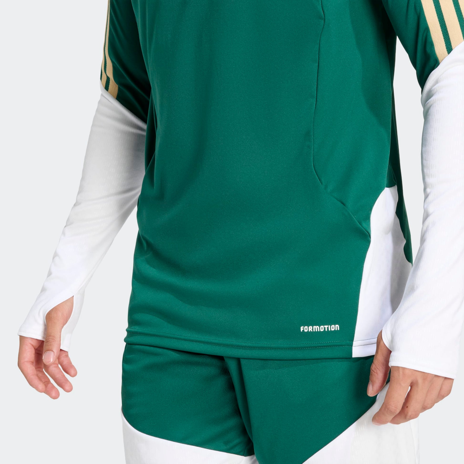 Adidas FIGC Italia training Top groen met goud 3-Stripes en Italiaanse voetbalbond (FIGC) badge. Beschikbaar bij voetbalshop Kickoff Antwerpen.