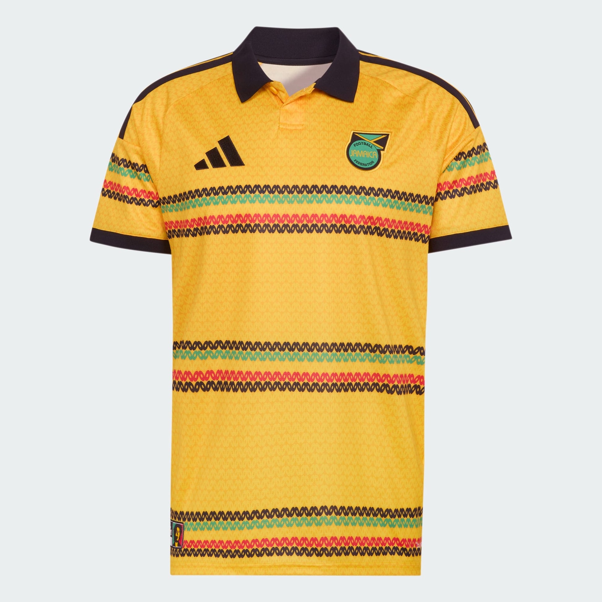 Geel Adidas JFF Jamaica Home Jersey met groene details, ode aan Bob Marley. Exclusief verkrijgbaar bij voetbalshop Kickoff Antwerpen.