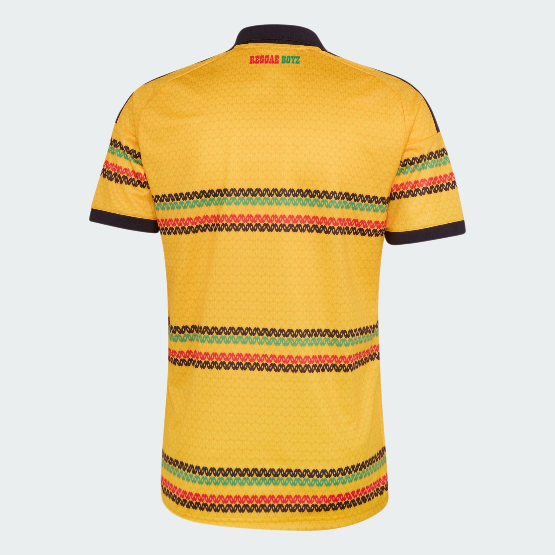 Geel Adidas JFF Jamaica Home Jersey met groene details, ode aan Bob Marley. Exclusief verkrijgbaar bij voetbalshop Kickoff Antwerpen.
