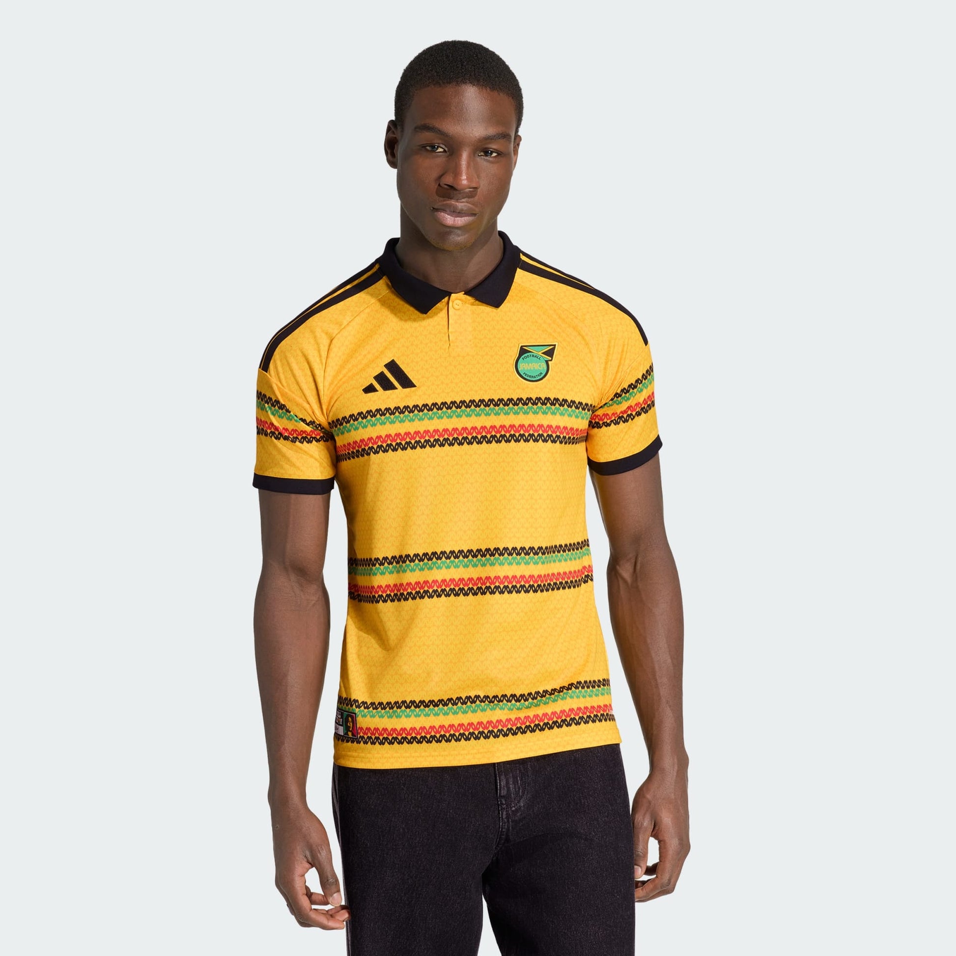Geel Adidas JFF Jamaica Home Jersey met groene details, ode aan Bob Marley. Exclusief verkrijgbaar bij voetbalshop Kickoff Antwerpen.