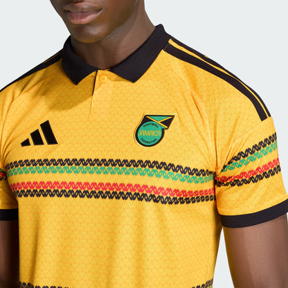 Geel Adidas JFF Jamaica Home Jersey met groene details, ode aan Bob Marley. Exclusief verkrijgbaar bij voetbalshop Kickoff Antwerpen.