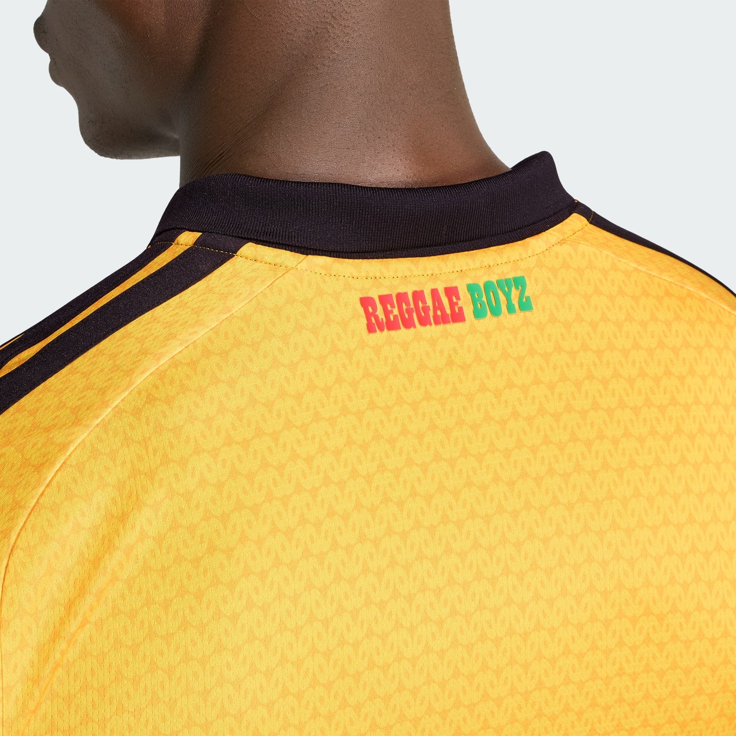 Geel Adidas JFF Jamaica Home Jersey met groene details, ode aan Bob Marley. Exclusief verkrijgbaar bij voetbalshop Kickoff Antwerpen.
