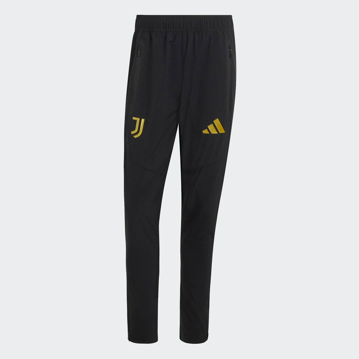 Adidas Juventus Tiro travel reistrainingspak met clubdetails op model Kickoff Antwerpen