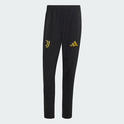 Adidas Juventus Tiro travel reistrainingspak met clubdetails op model Kickoff Antwerpen