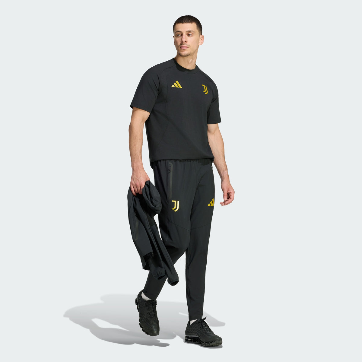 Adidas Juventus Tiro travel reistrainingspak met clubdetails op model Kickoff Antwerpen