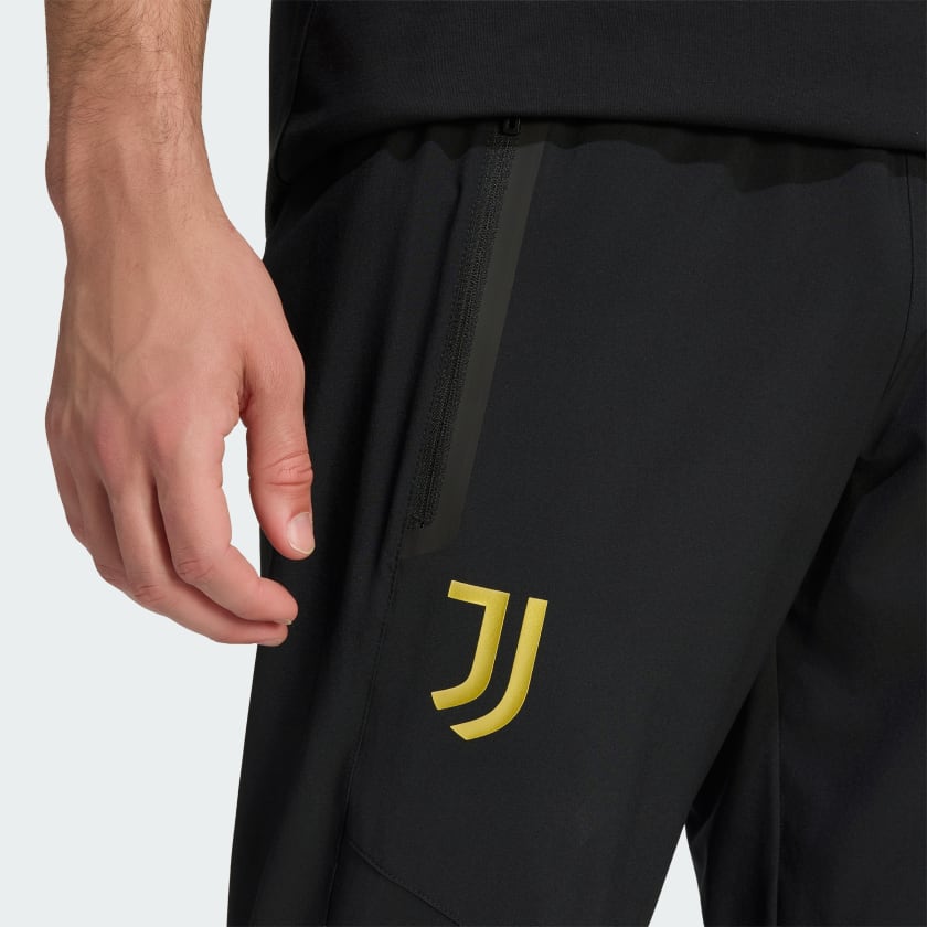 Adidas Juventus Tiro travel reistrainingspak met clubdetails op model Kickoff Antwerpen