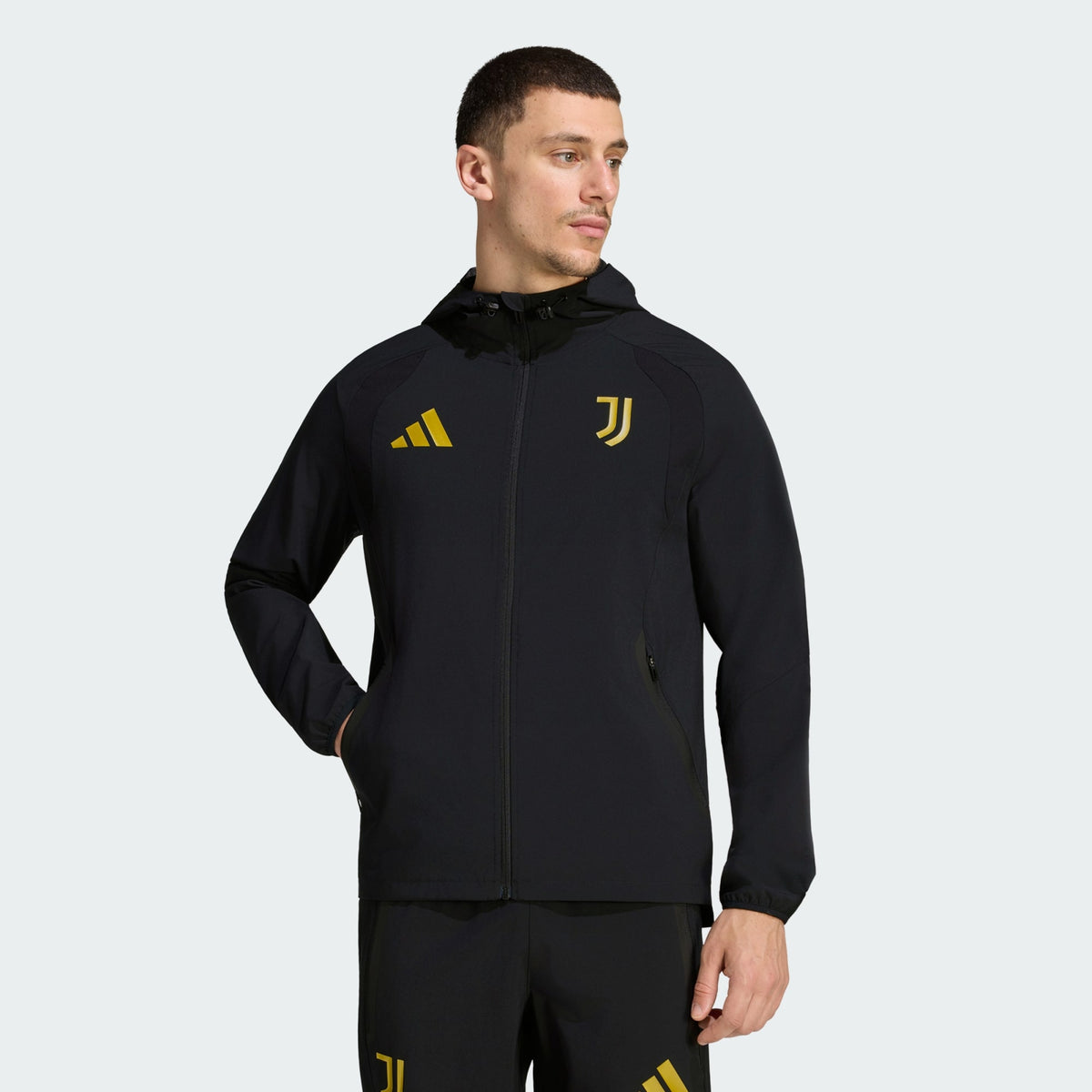 Adidas Juventus Tiro travel reistrainingspak met clubdetails op model Kickoff Antwerpen