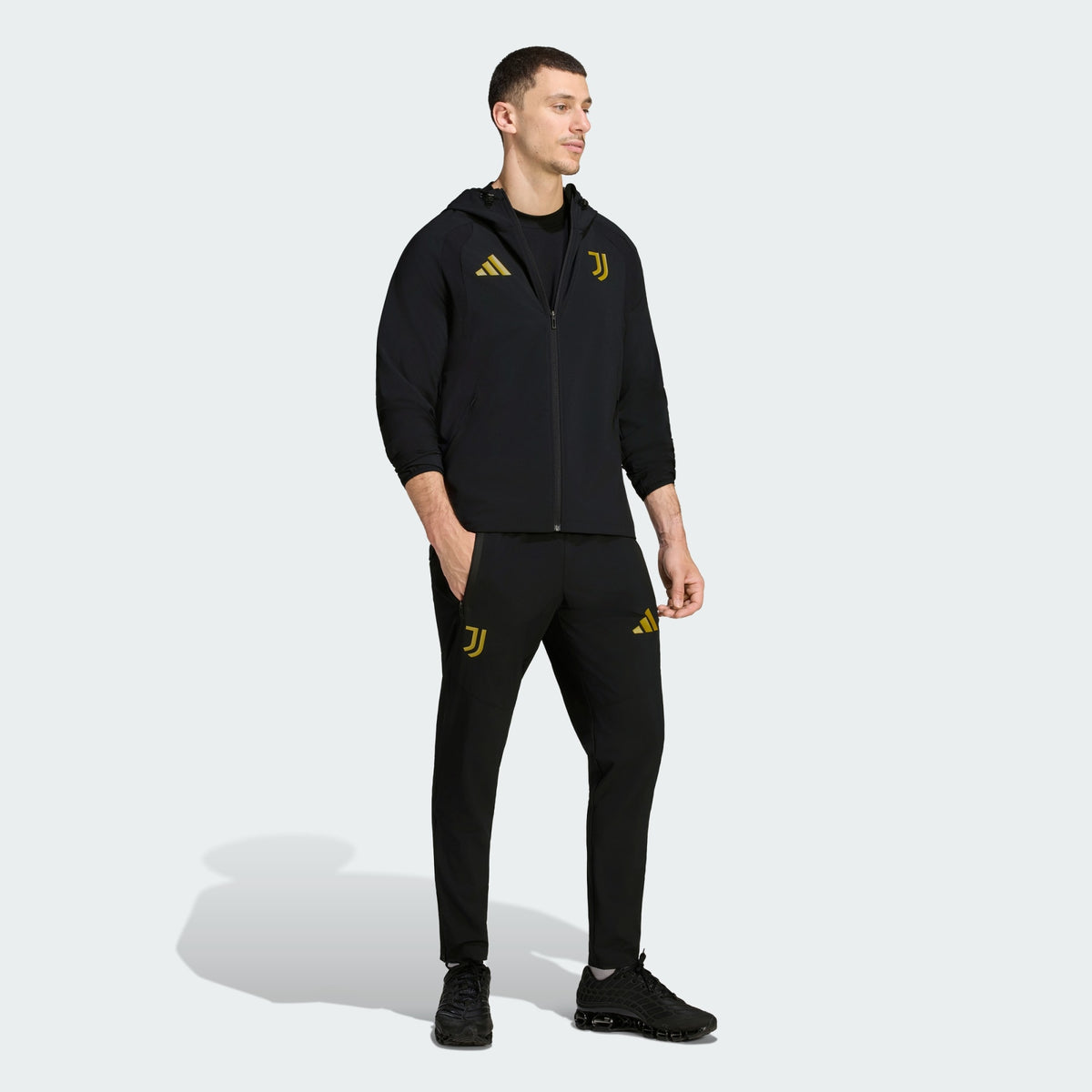 Adidas Juventus Tiro travel reistrainingspak met clubdetails op model Kickoff Antwerpen