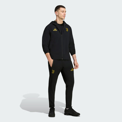 Adidas Juventus Tiro travel reistrainingspak met clubdetails op model Kickoff Antwerpen