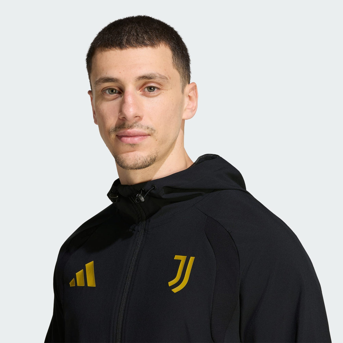 Adidas Juventus Tiro travel reistrainingspak met clubdetails op model Kickoff Antwerpen