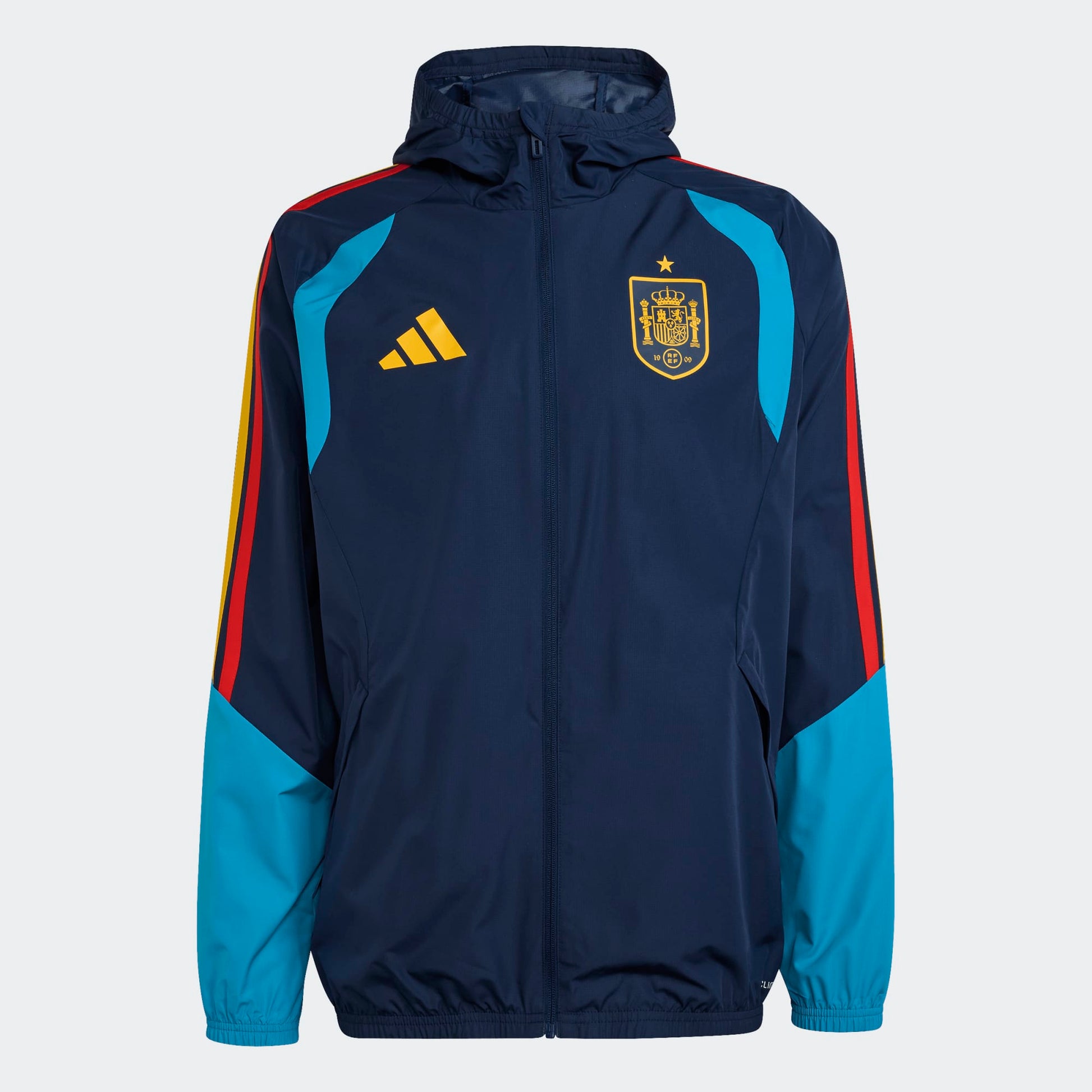 Adidas RFEF Spanje All-Weather Regenjas blauw met RFEF-logo en rode strepen WK 2026 collectie Kickoff Antwerpen voetbalshop