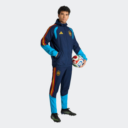 Adidas RFEF Spanje All-Weather Regenjas blauw met RFEF-logo en rode geel strepen WK 2026 collectie Kickoff Antwerpen voetbalshop