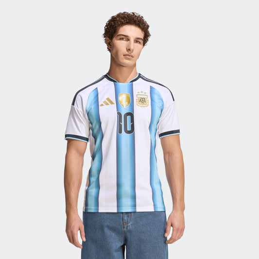 Adidas Argentinie thuisshirt blauw wit met Messi 10 rugnummer en naam, gedragen voor het WK 2026 in Noord-Amerika. KICKOFF ANTWERPEN VOETBALSHOP