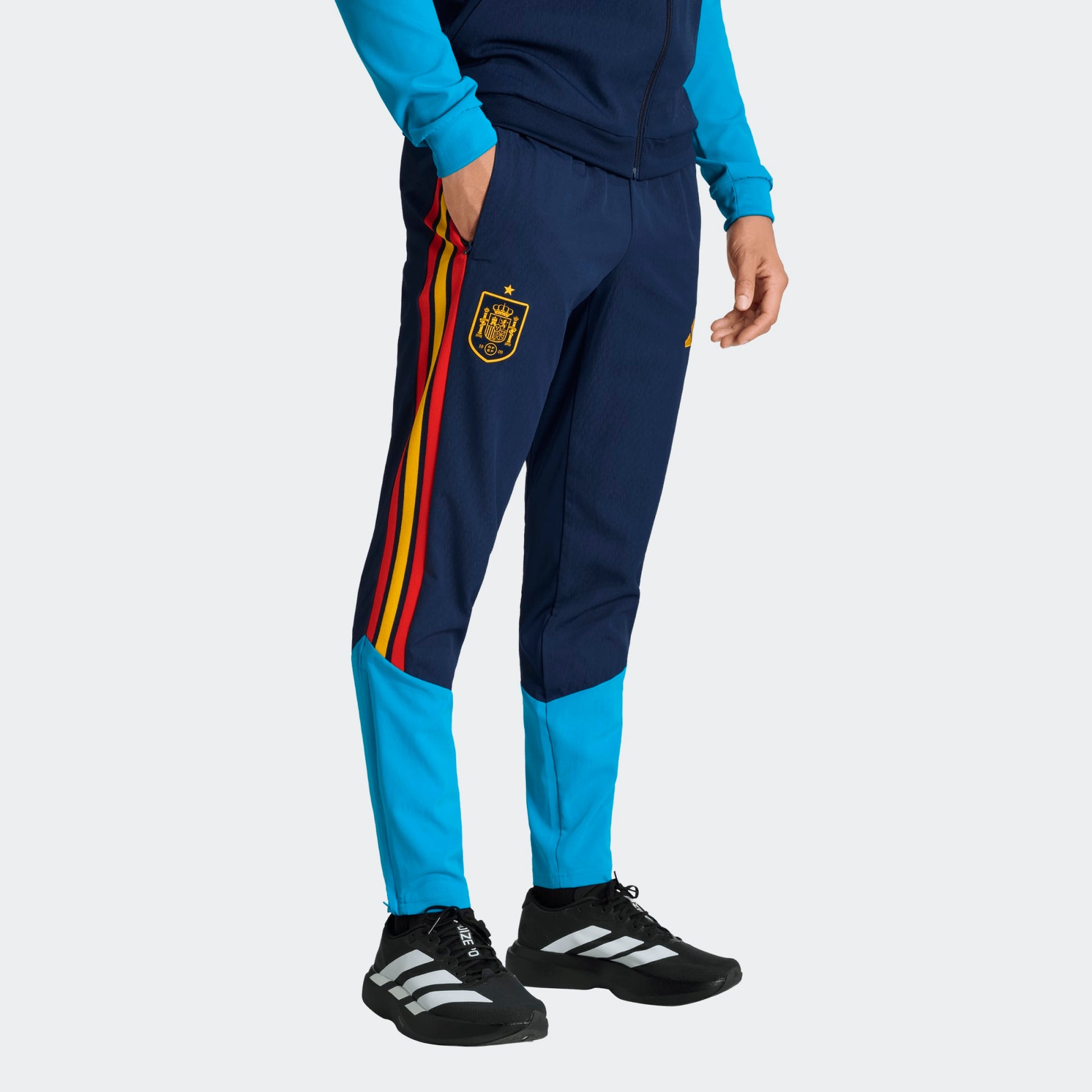 Adidas RFEF Presentatie Broek 2025/2026 – Heren – Donkerblauw – rood geel Kickoff Antwerpen voetbalshop 