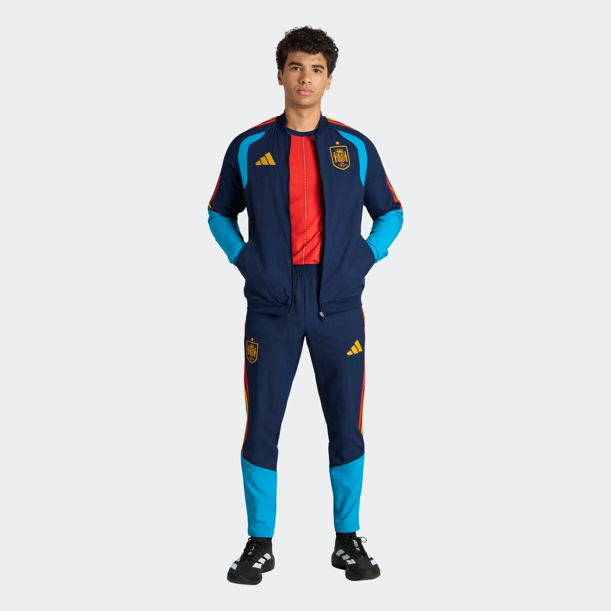 Adidas RFEF Presentatie Broek 2025/2026 – Heren – Donkerblauw – rood geel Kickoff Antwerpen voetbalshop 