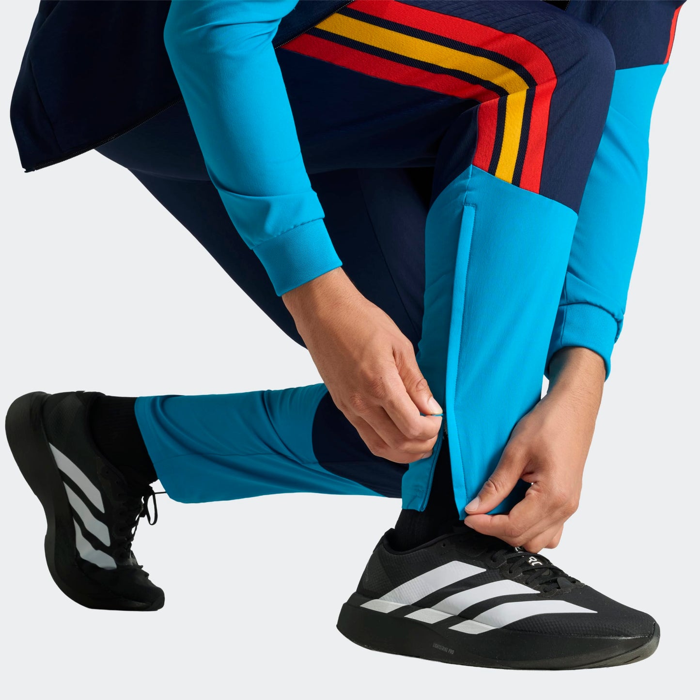 Adidas RFEF Presentatie Broek 2025/2026 – Heren – Donkerblauw – rood geel Kickoff Antwerpen voetbalshop 