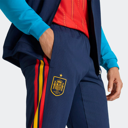 Adidas RFEF Presentatie Broek 2025/2026 – Heren – Donkerblauw – rood geel Kickoff Antwerpen voetbalshop 
