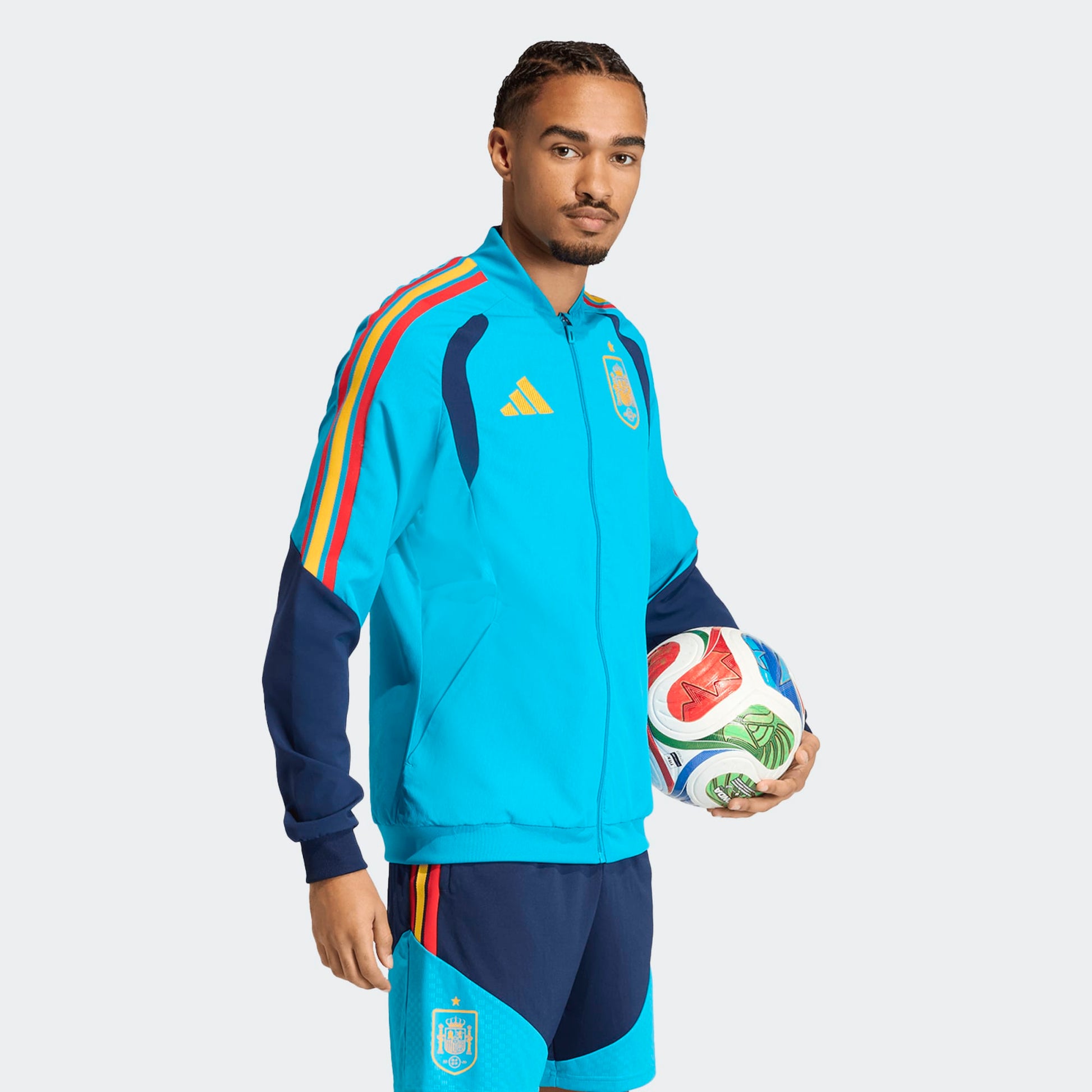 Adidas RFEF Presentatie Jacket 2025-2026 blauw rood voor heren. Exclusief verkrijgbaar bij Kickoff Antwerpen voetbalshop