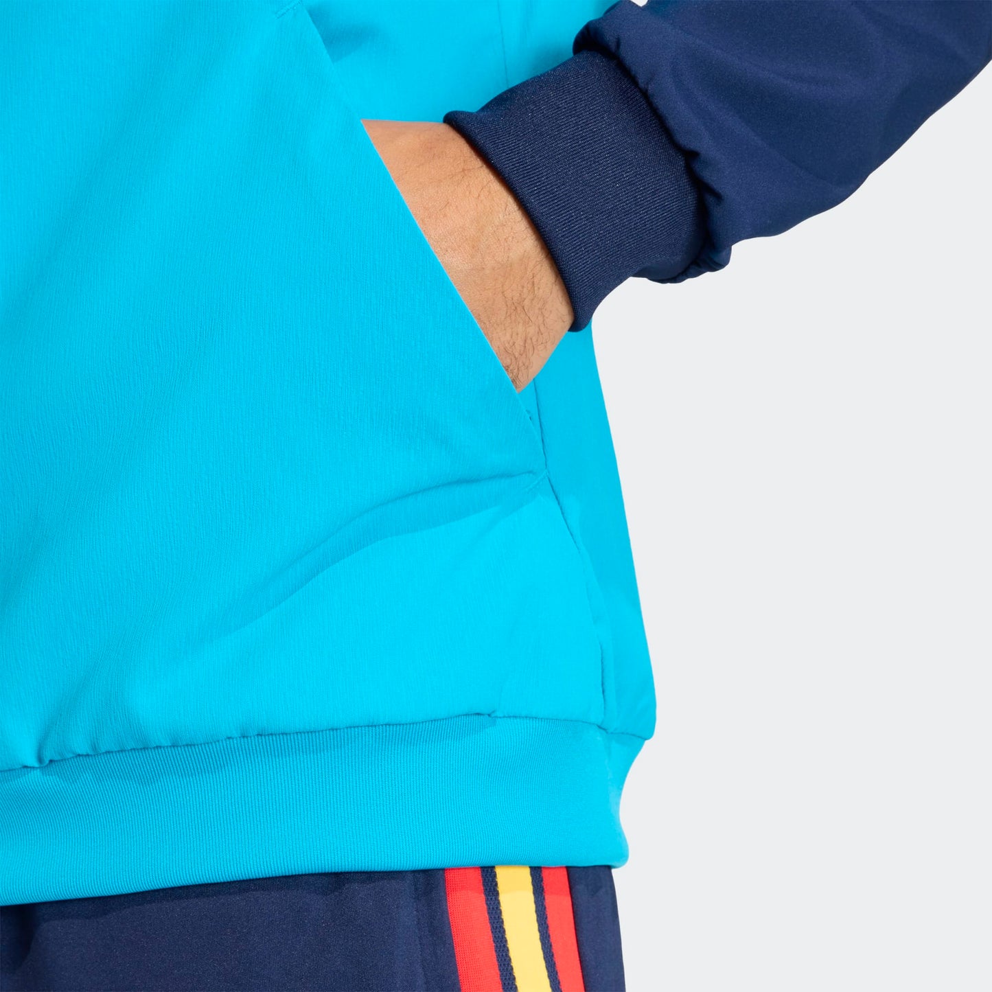 Adidas RFEF Presentatie Jacket 2025-2026 blauw rood voor heren. Exclusief verkrijgbaar bij Kickoff Antwerpen voetbalshop