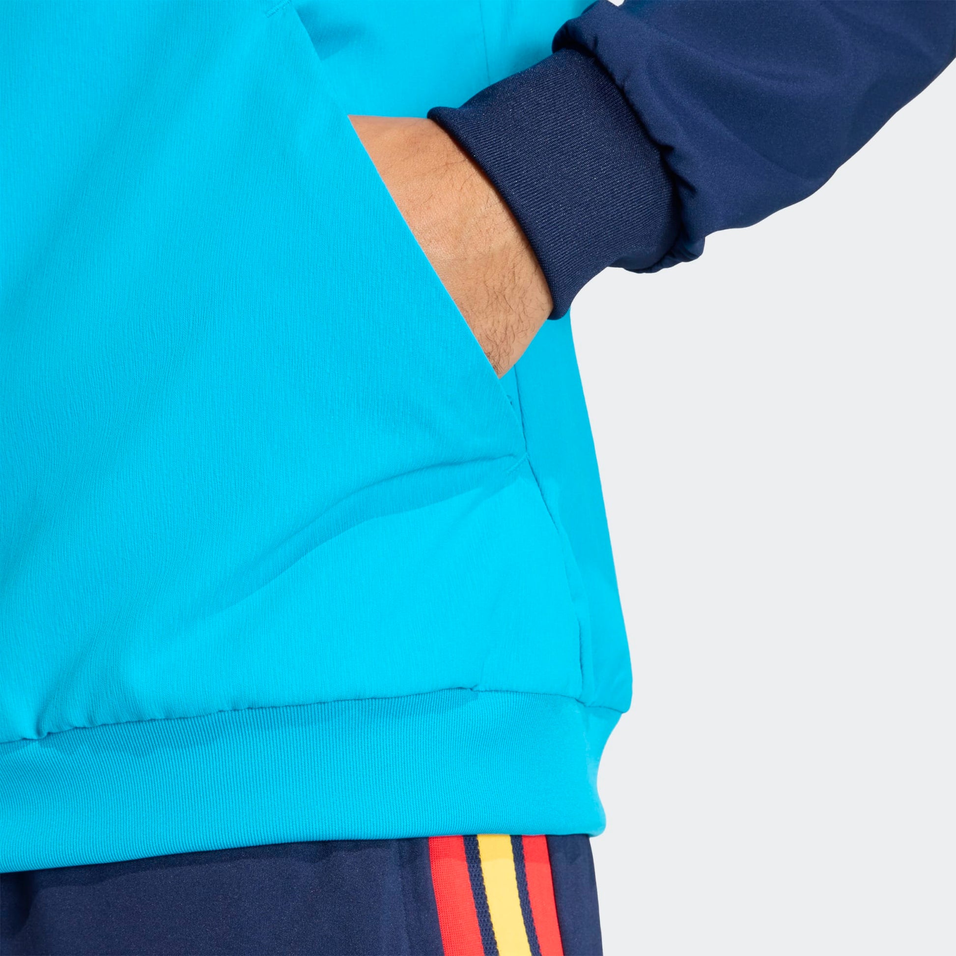 Adidas RFEF Presentatie Jacket 2025-2026 blauw rood voor heren. Exclusief verkrijgbaar bij Kickoff Antwerpen voetbalshop