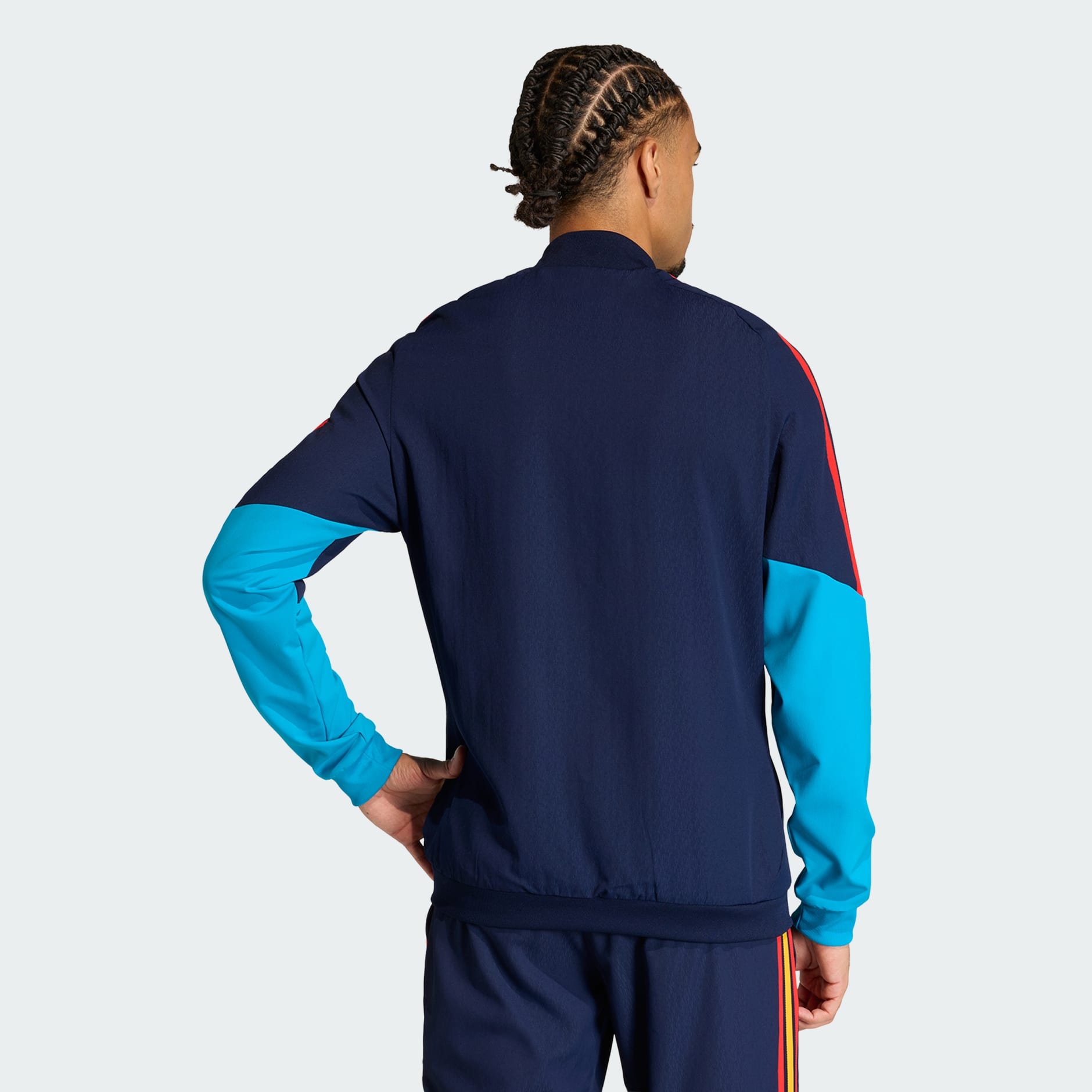 Adidas RFEF Presentatie Jacket 2025-2026 blauw rood voor heren. Exclusief verkrijgbaar bij Kickoff Antwerpen.