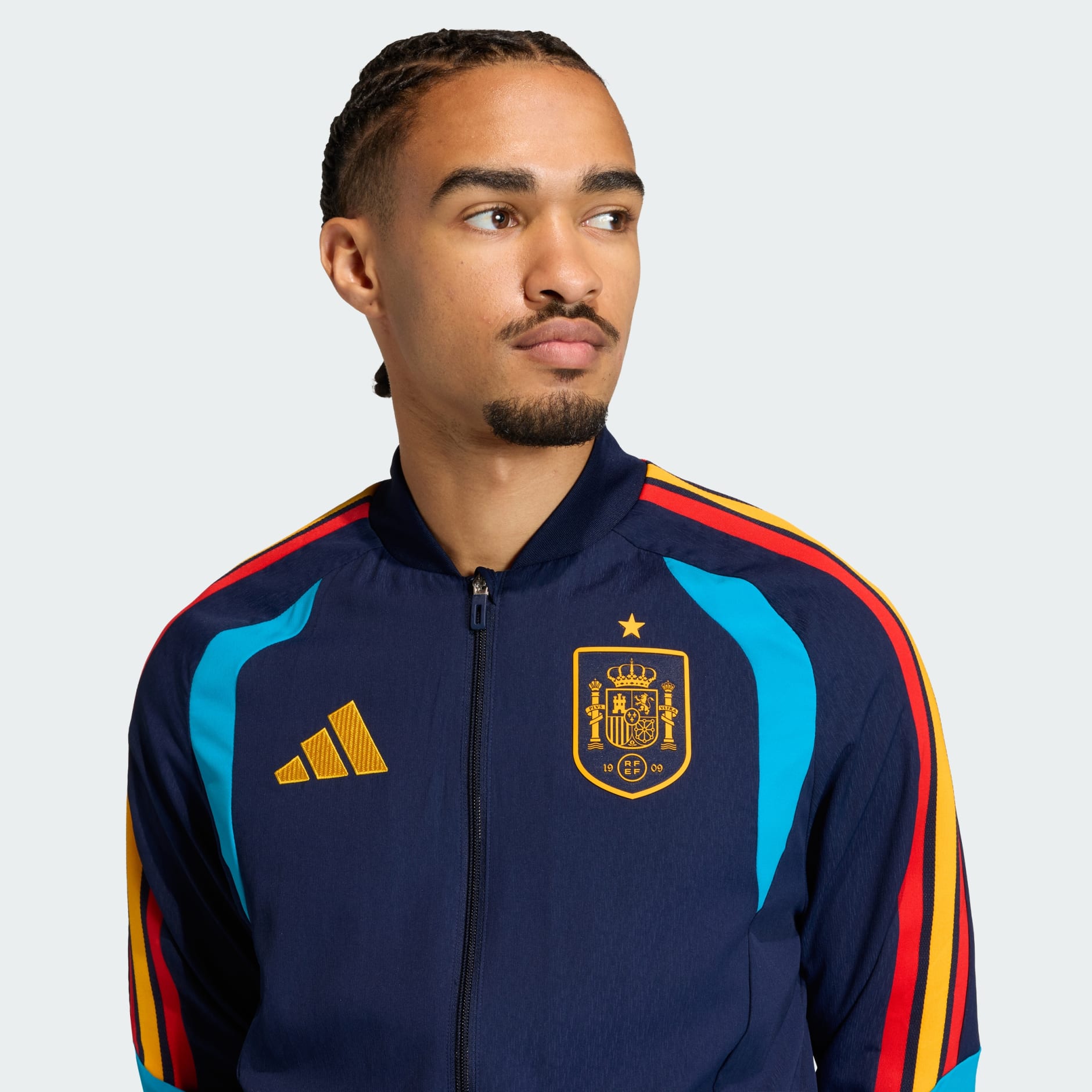 Adidas RFEF Presentatie Jacket 2025-2026 blauw rood voor heren. Exclusief verkrijgbaar bij Kickoff Antwerpen.