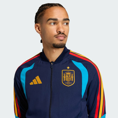 Adidas RFEF Presentatie Jacket 2025-2026 blauw rood voor heren. Exclusief verkrijgbaar bij Kickoff Antwerpen.