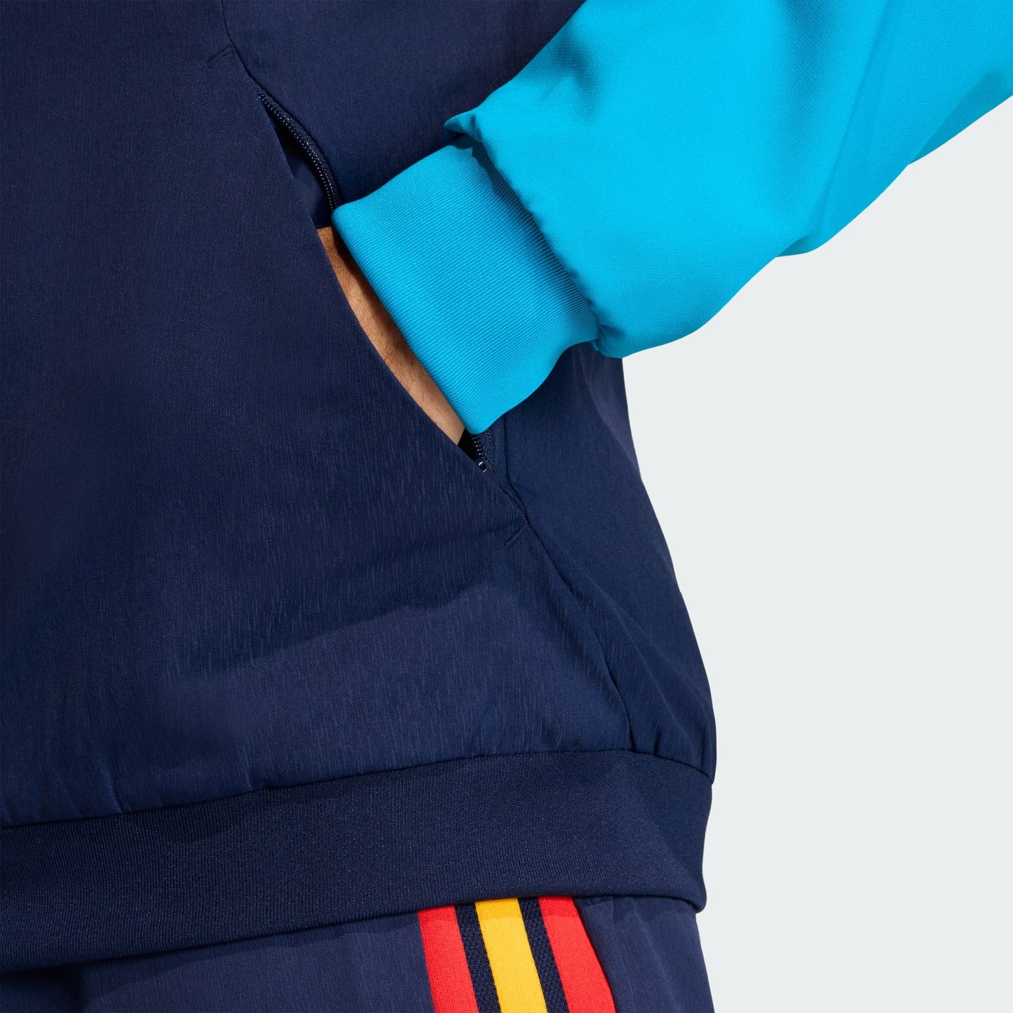Adidas RFEF Presentatie Jacket 2025-2026 blauw rood voor heren. Exclusief verkrijgbaar bij Kickoff Antwerpen.